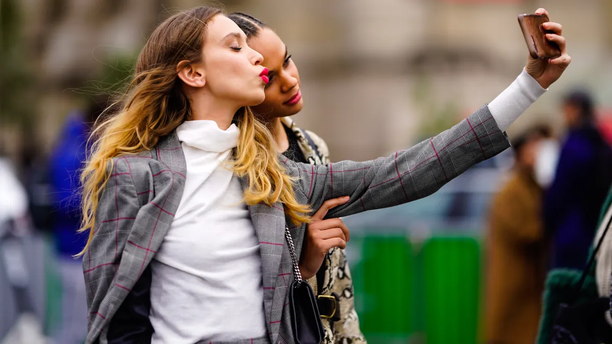 Street Style : Paris Fashion Week Womenswear Spring/Summer 2019 : Day Nine