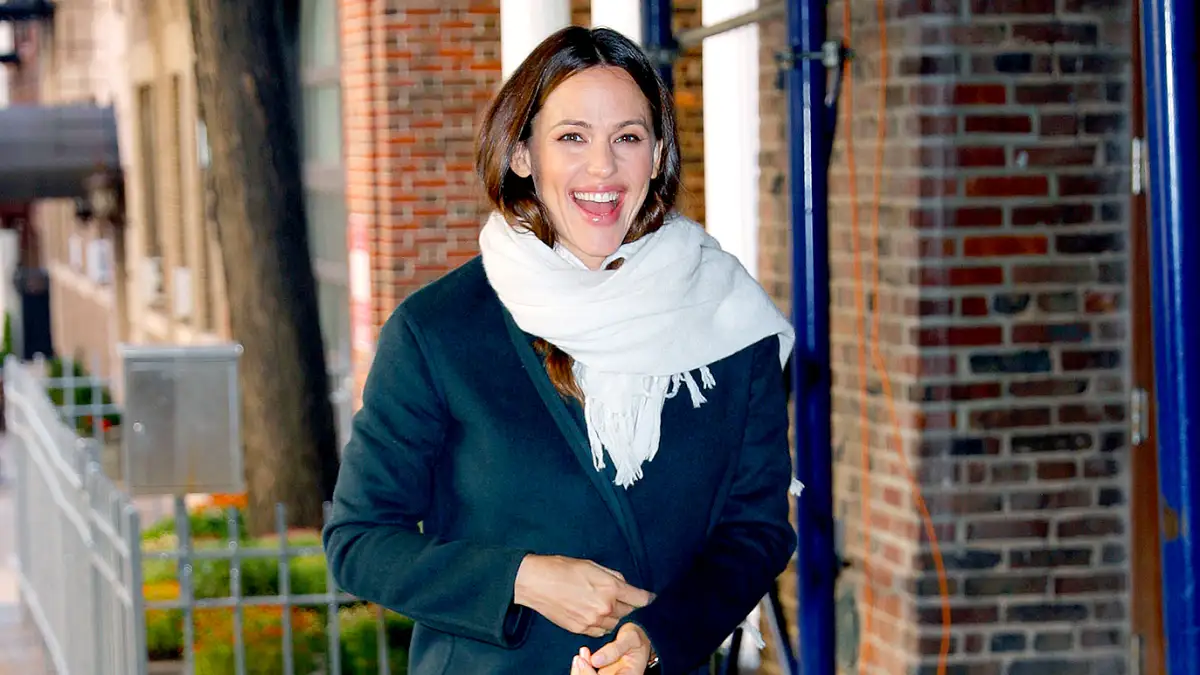 Jennifer-Garner-steps-out-new-boyfriend