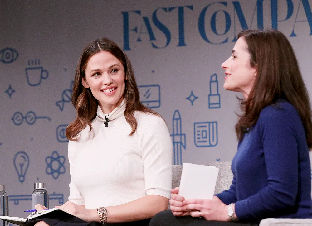 Jennifer-Garner-steps-out-new-boyfriend