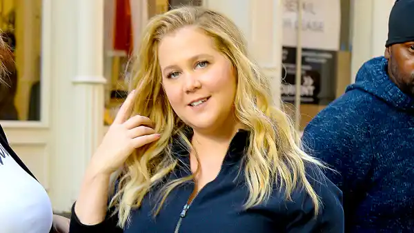 amy schumer baby bump