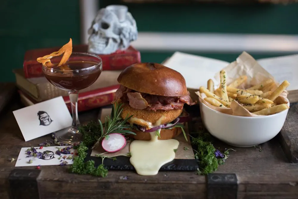 King's Head & Courtyard cheese burger