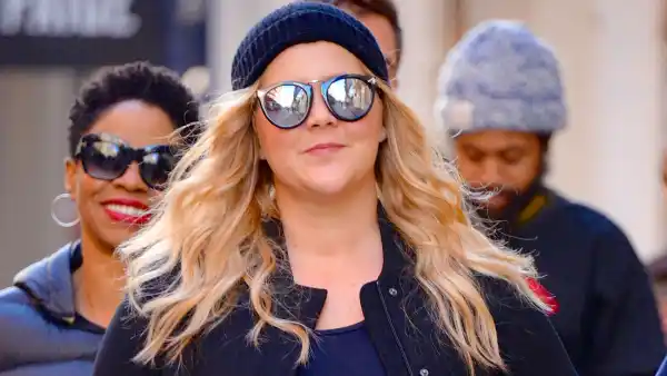 Pregnant Amy Schumer Vomits In Car On the Way to Her Comedy Show