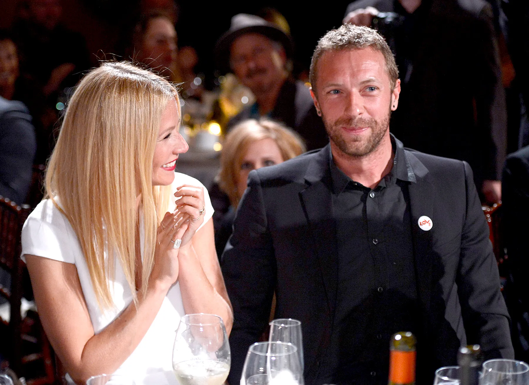 Gwyneth-Paltrow-and-Chris-Martin-waitress-with-kids