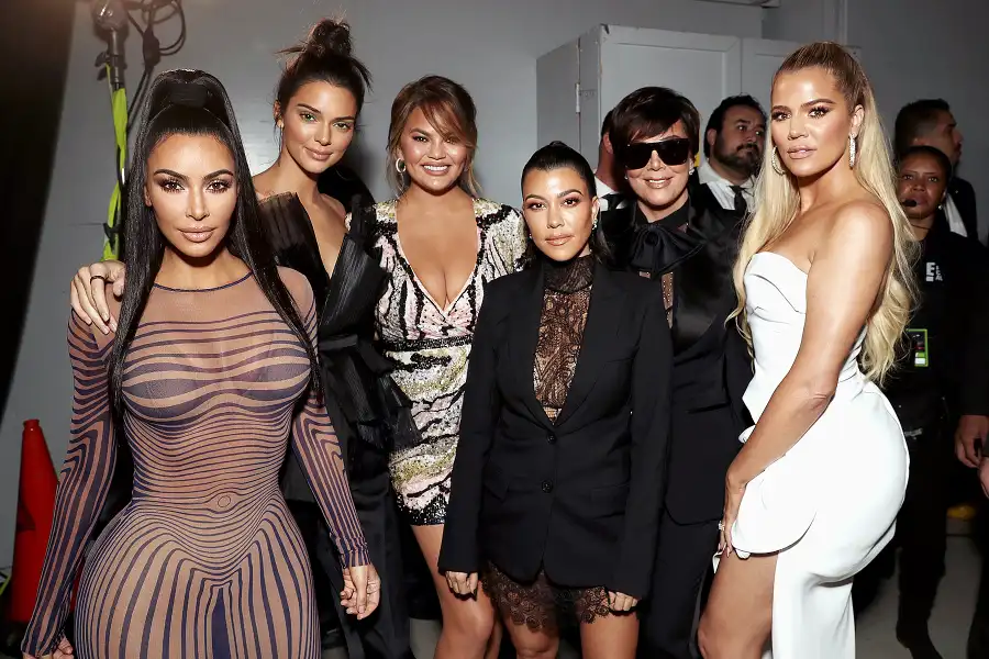 Kim-Kardashian,-Kendall-Jenner,-Chrissy-Teigen,-Kourtney-Kardashian,-Kris-Jenner-and-Khloe-Kardashian