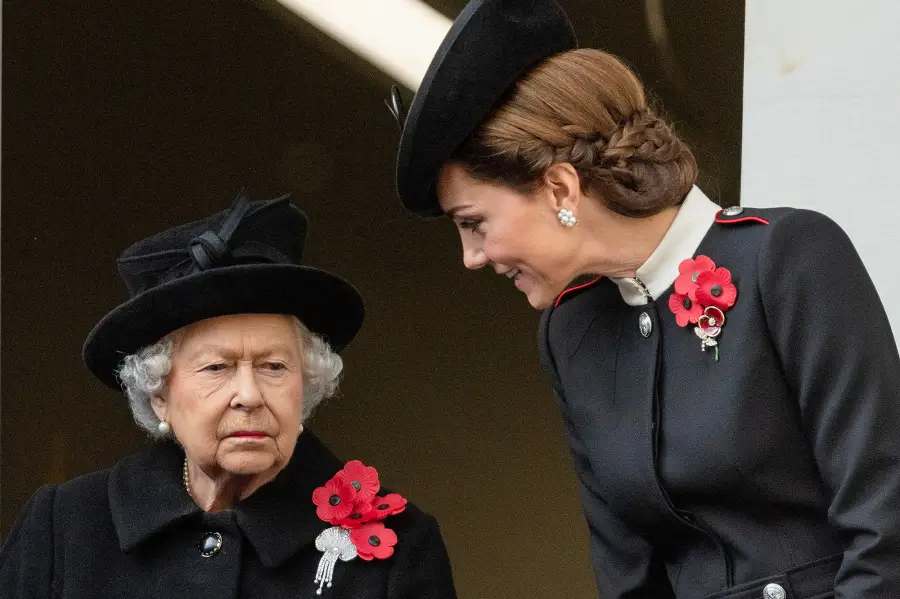 Queen Elizabeth II, Duchess Kate Middleton, Royal Family, Wreath, Cenotaph, Remembrance Sunday
