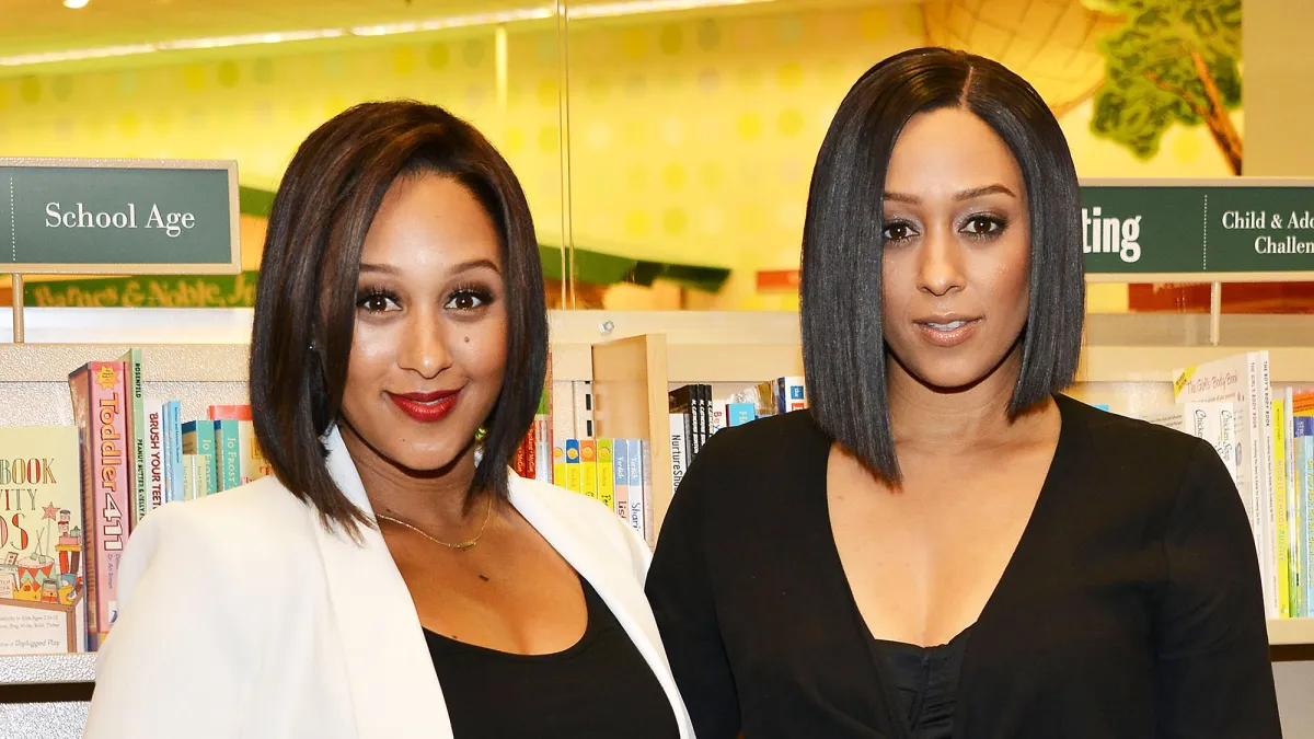 Tamera Mowry (L) and Tia Mowry