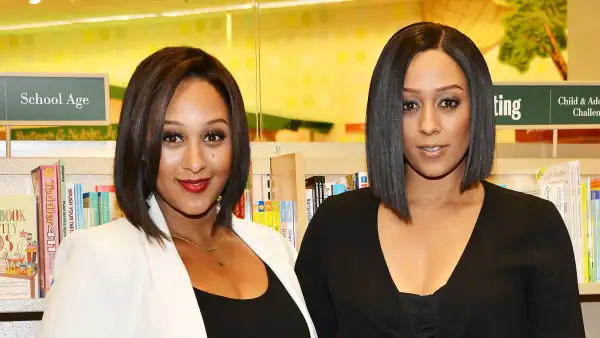 Tamera Mowry (L) and Tia Mowry