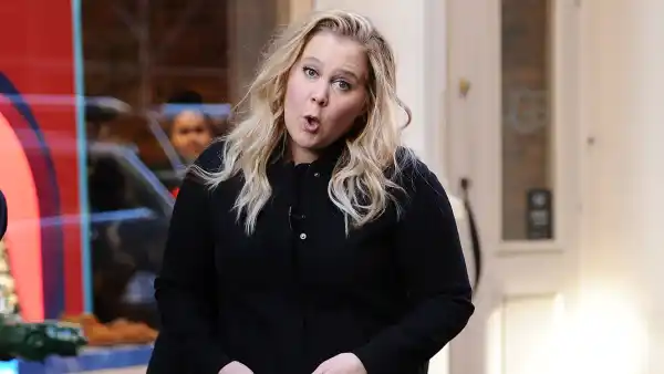 Amy Schumer Shows Off Baby Bump