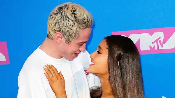 Pete Davison Ariana Grande Swaps Engagement Ring Friendship Ring