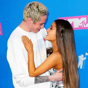 Pete Davison Ariana Grande Swaps Engagement Ring Friendship Ring