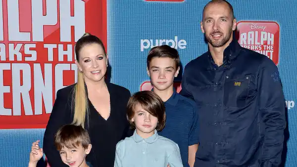 melissa-joan-hart-sons-santa