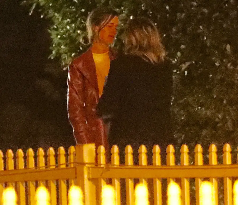 Chloe-Grace-Moretz-kissing-Kate-Harrison