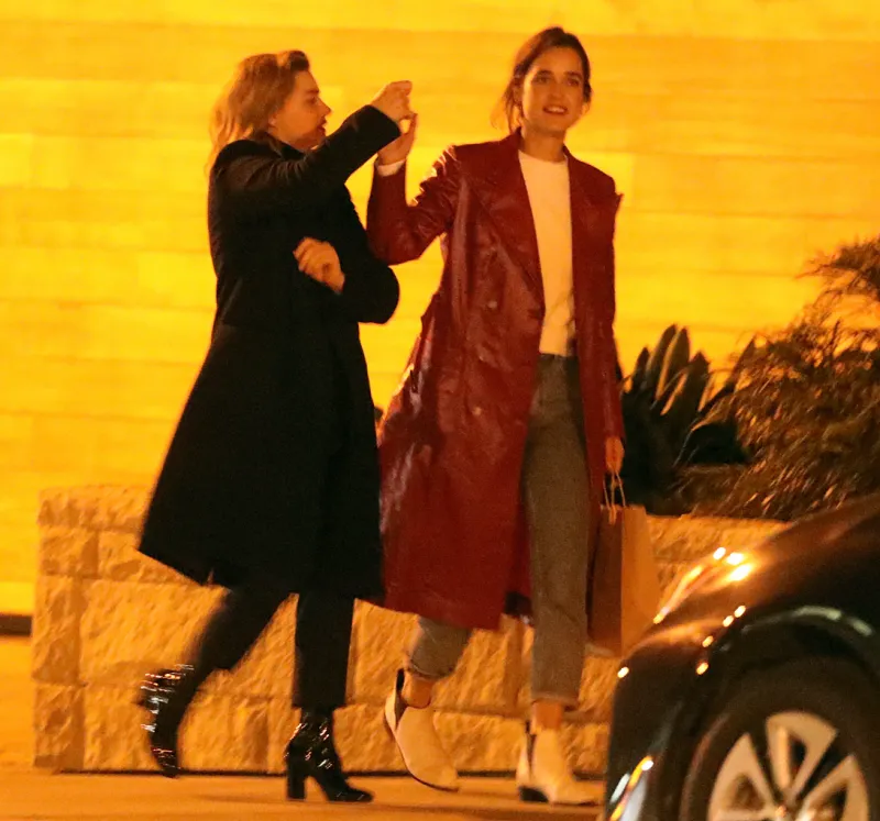 Chloe-Grace-Moretz-kissing-Kate-Harrison