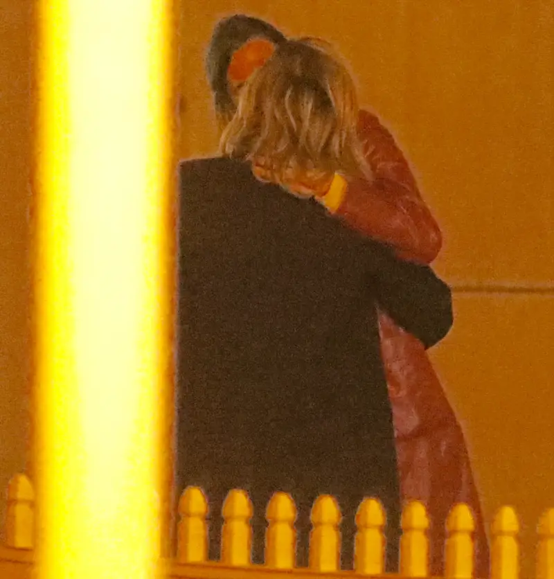 Chloe-Grace-Moretz-kissing-Kate-Harrison