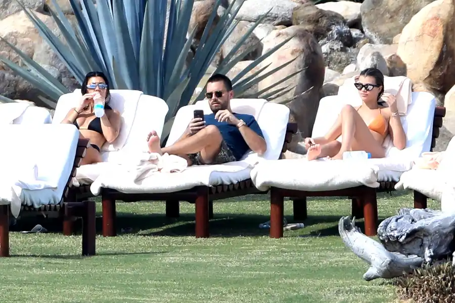 Kourtney-kardashian-beach-vacation-Scott-Disick-girlfriend-Sofia-Richie