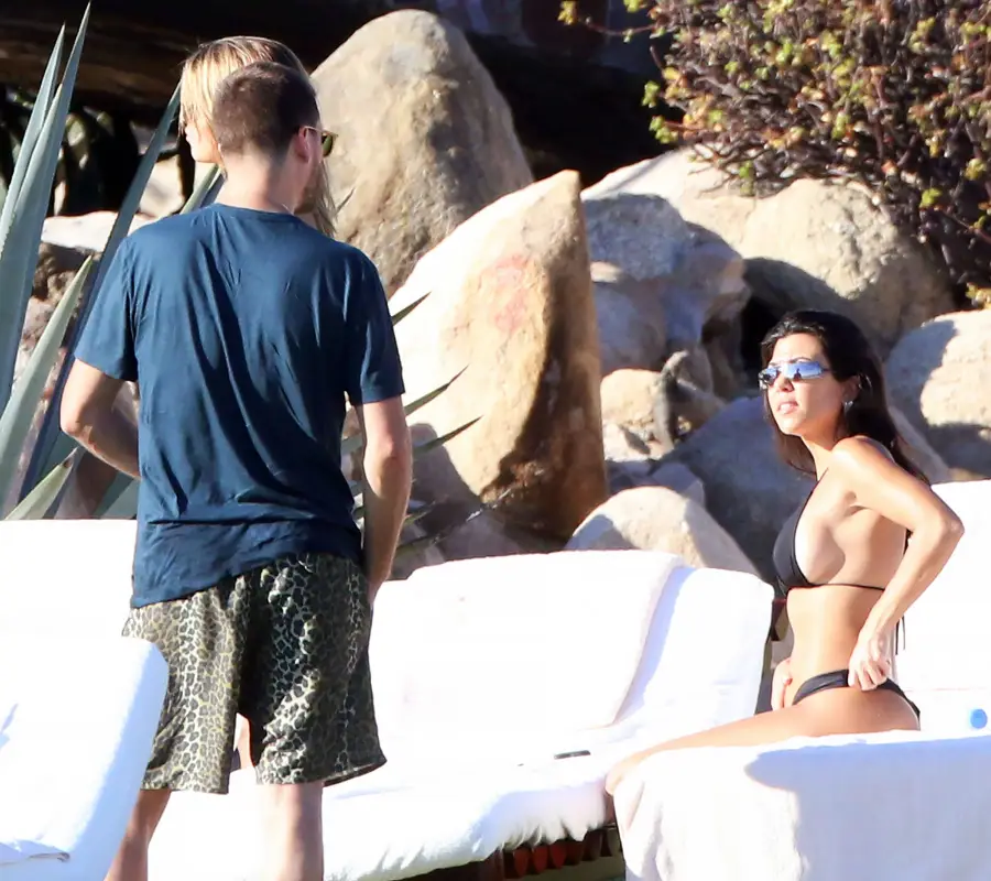 Kourtney-kardashian-beach-vacation-Scott-Disick-girlfriend-Sofia-Richie