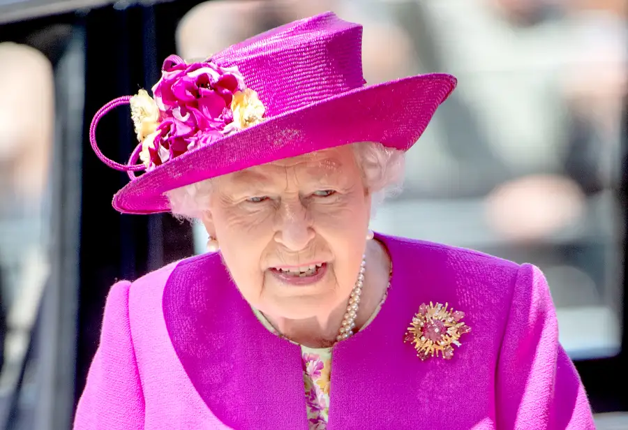 Queen-Elizabeth-ll-christmas-brooch