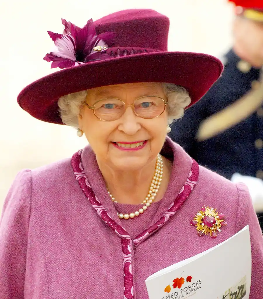 Queen-Elizabeth-ll-christmas-brooch-3