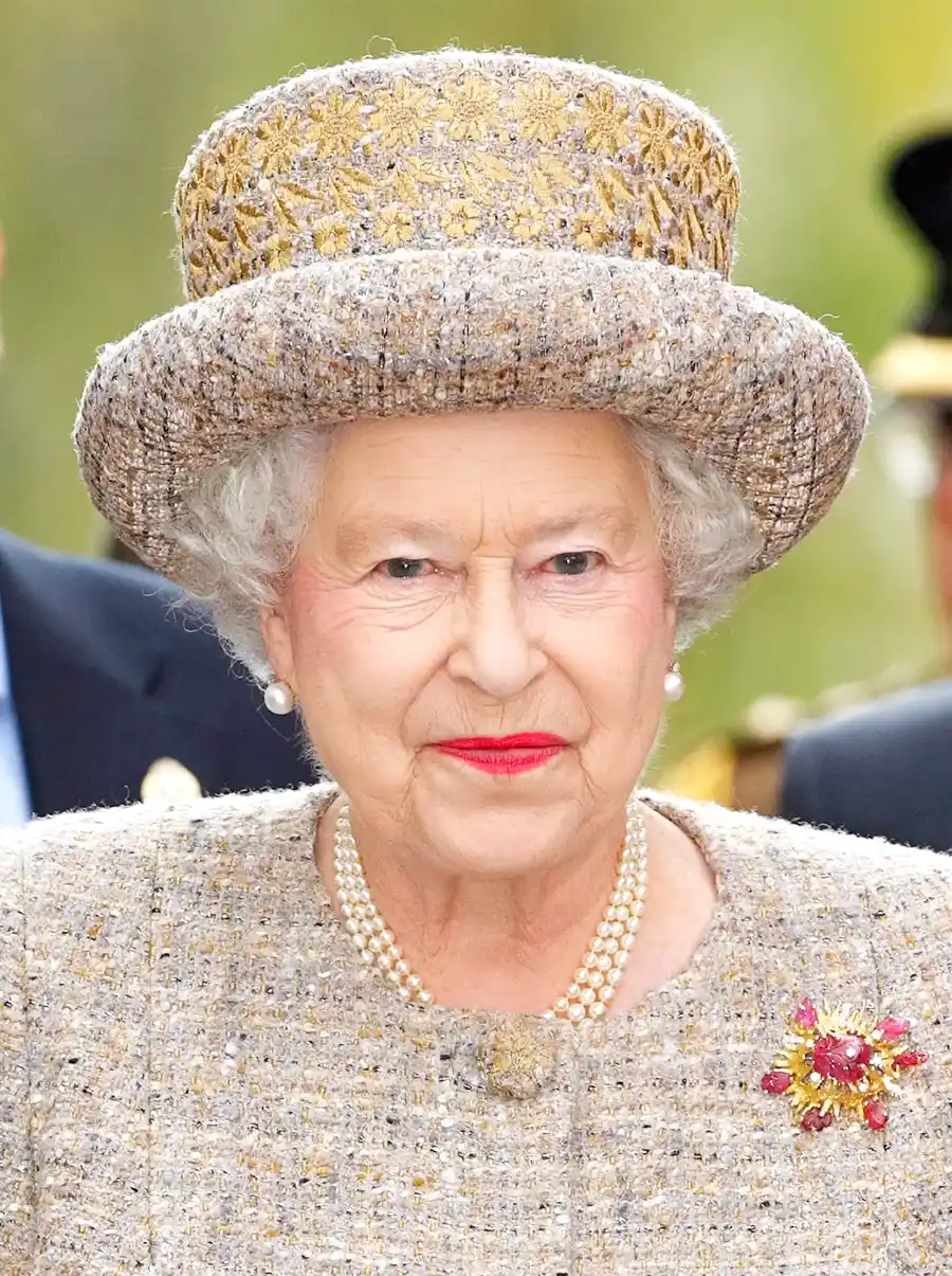 Queen-Elizabeth-ll-christmas-brooch