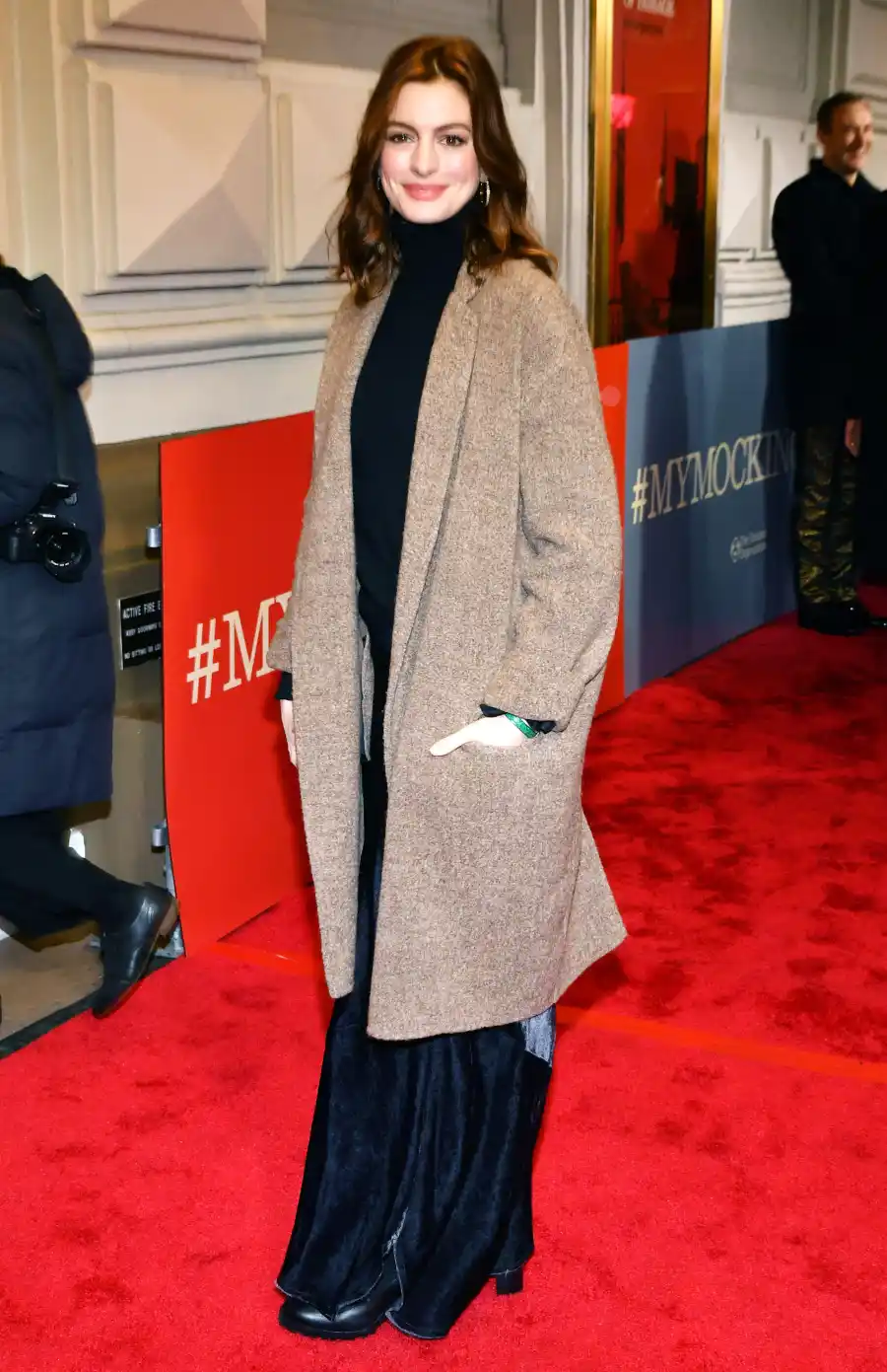 anne-hathaway-oversized-coat