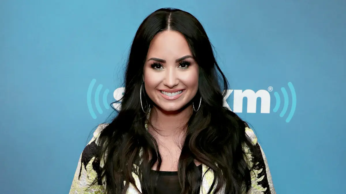 demi-lovato-gingerbread-houses