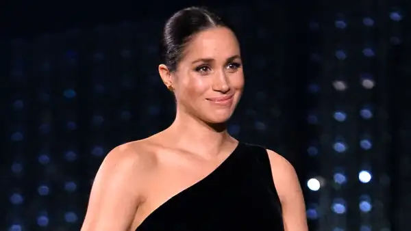 duchess meghan-markle-fashion-awards-black-dress