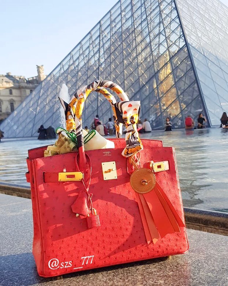 tourism,shopping,protests,holiday,Paris