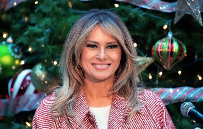 melania-trump-candy-stripes-outfit-blonde-hair