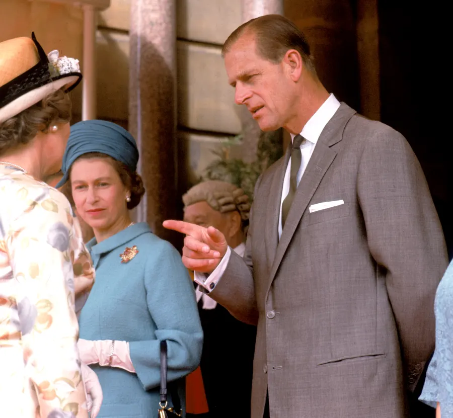 queen-elizabeth-brooch-christmas