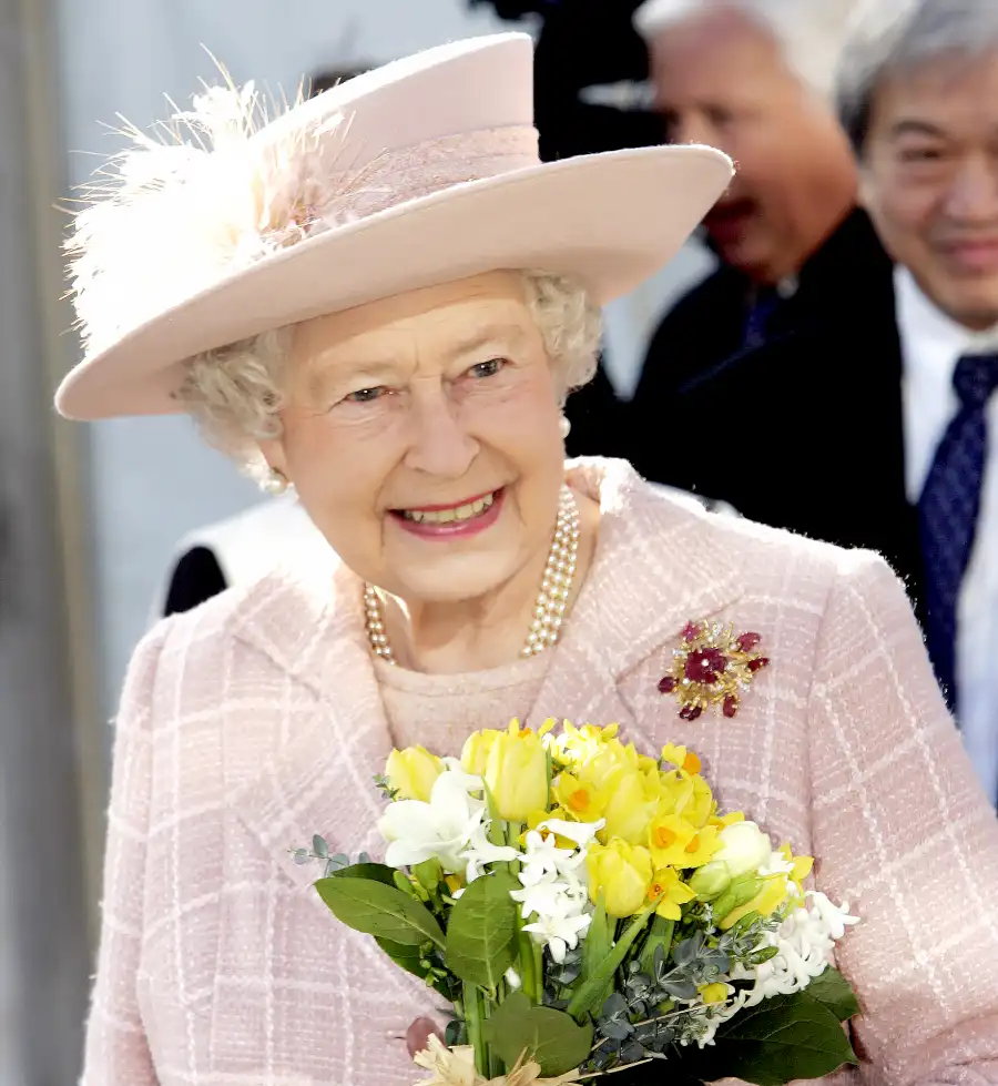 queen-elizabeth-brooch-christma