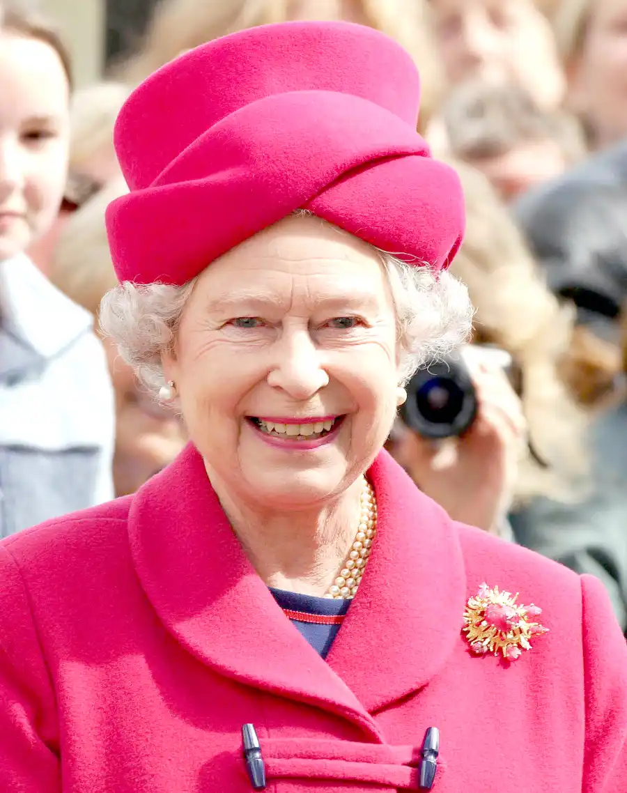 queen-elizabeth-brooch-christmas
