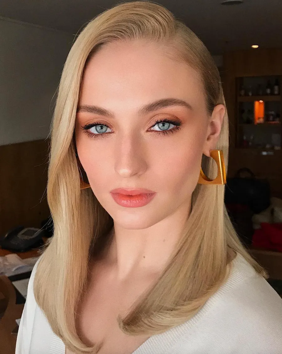sophie turner minimal makeup