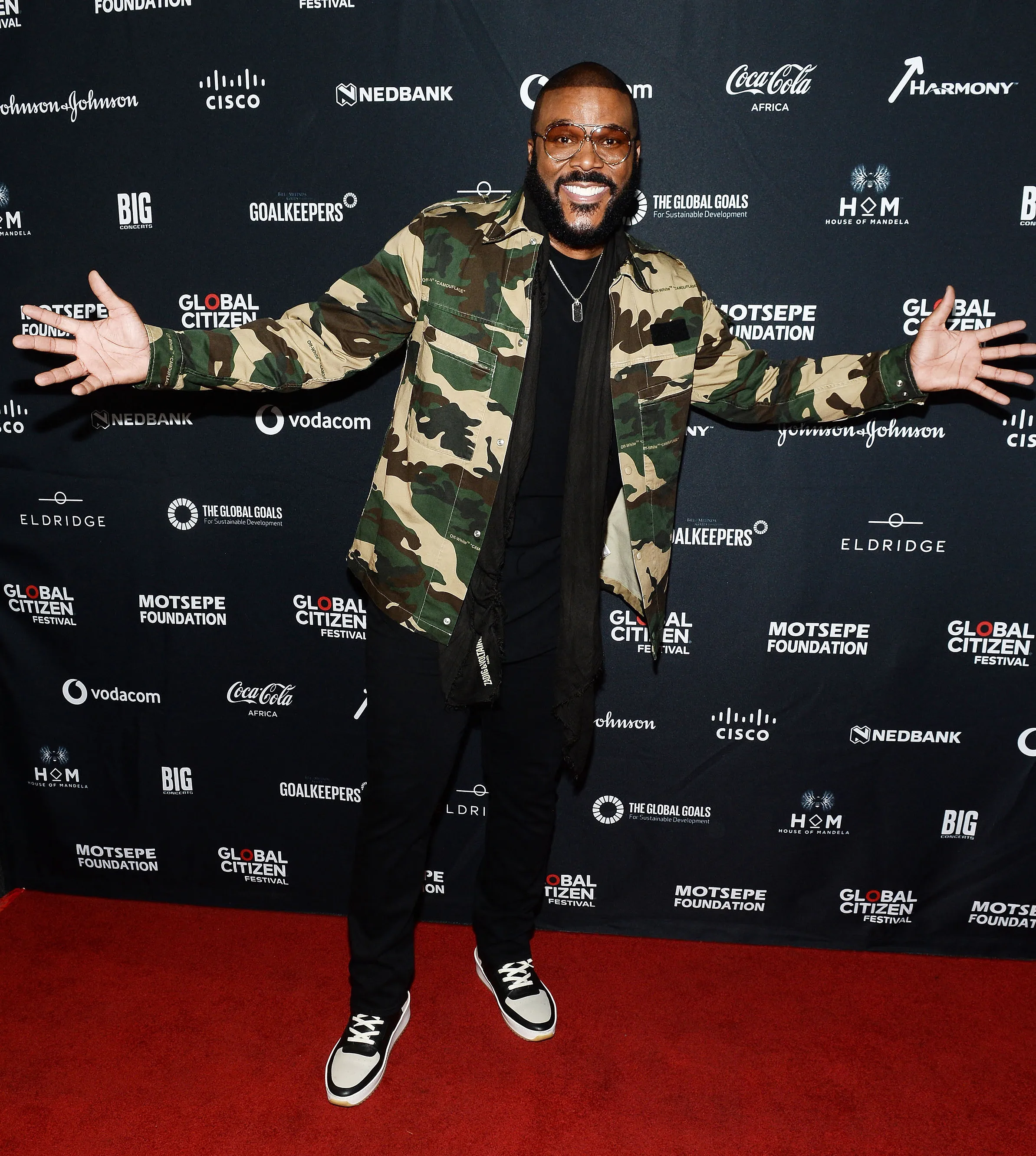 Tyler Perry Pays Off $434,000 in Walmart Layaways for 1,500 People