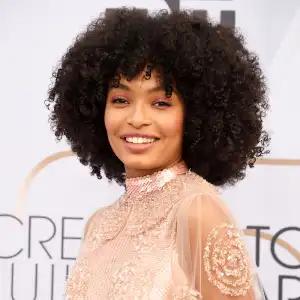 A Behind-the-Scenes Look at Yara Shahidi's Glowing Makeup SAG awards 2019
