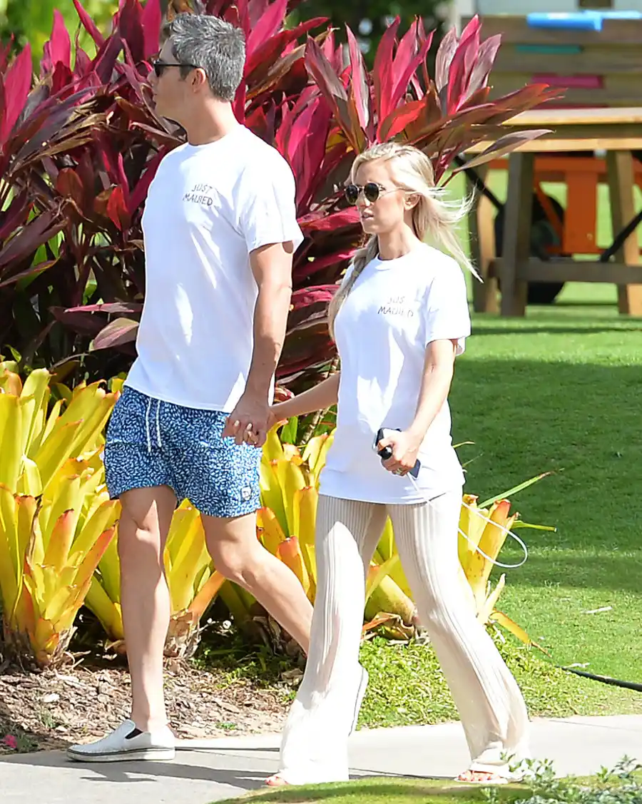 Arie-Luyendyk-and-Lauren-Burnham-married-baby-bump