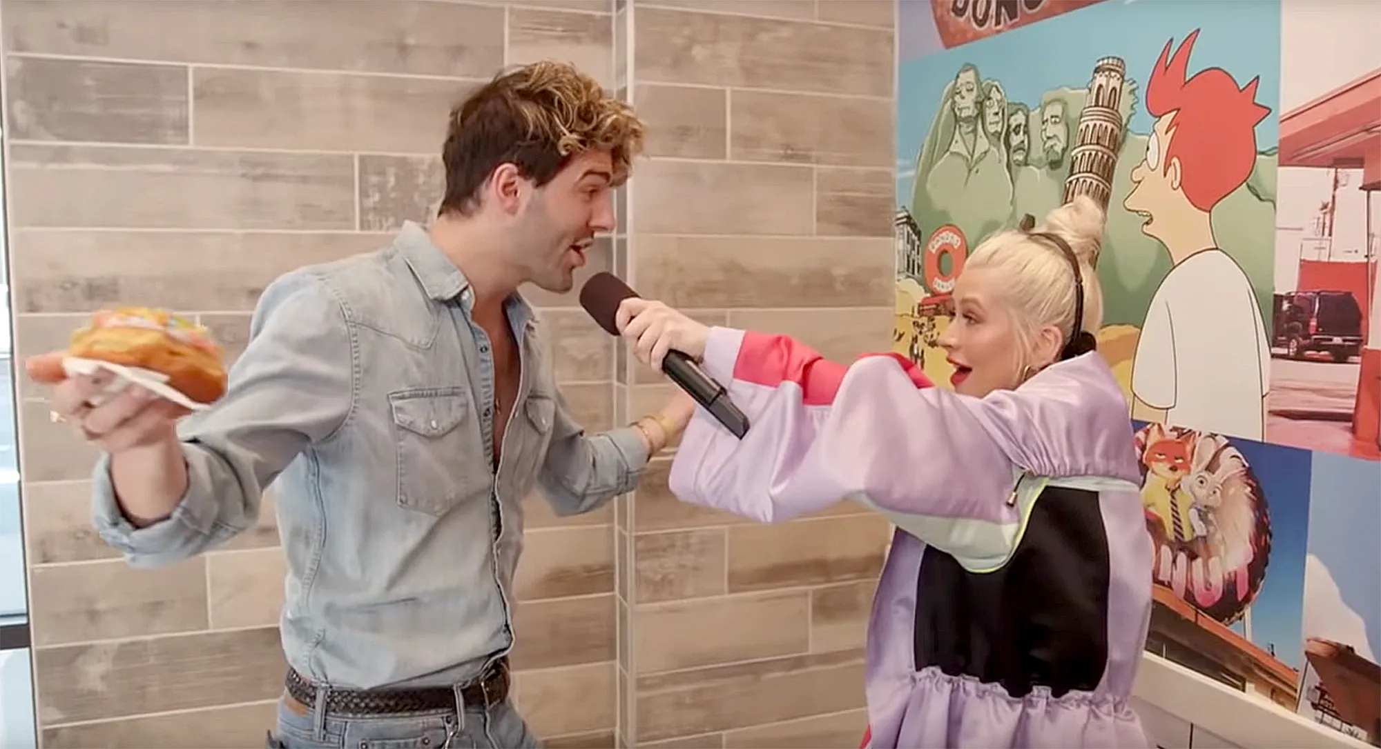 Christina-Aguilera-Pranks-People-at-a-Donut-Shop