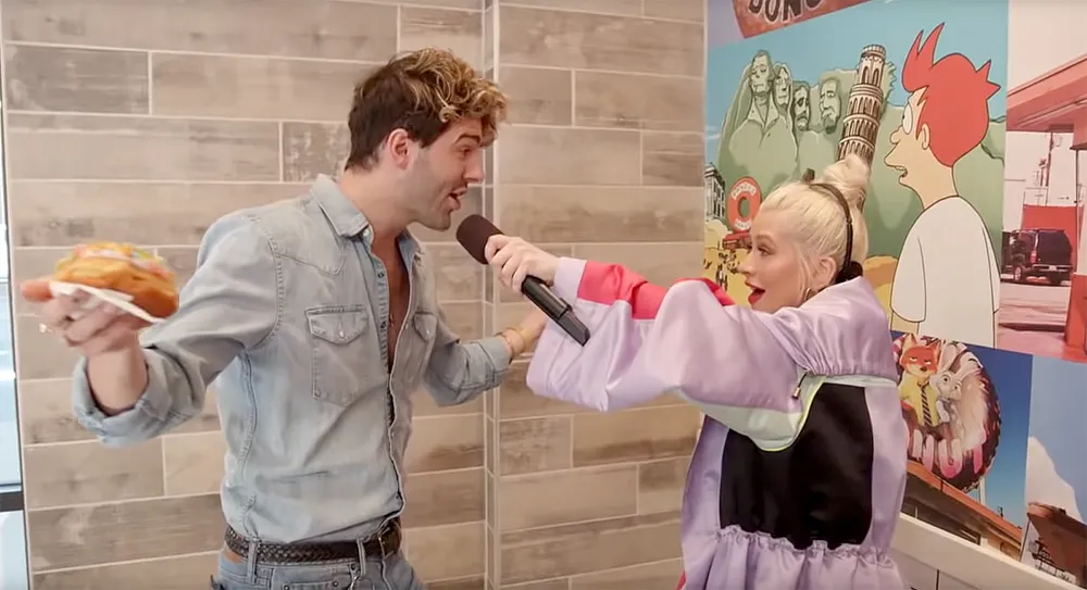 Christina-Aguilera-Pranks-People-at-a-Donut-Shop