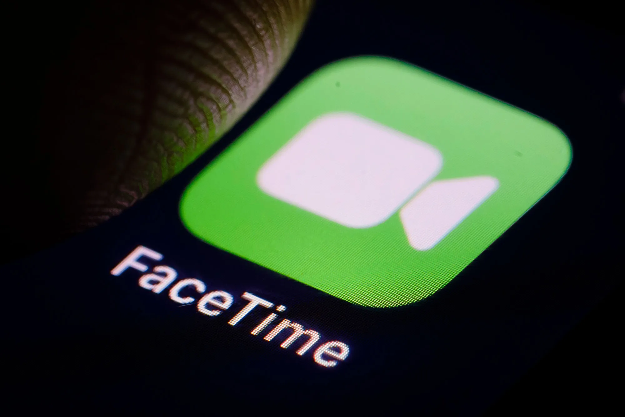 FaceTime Bug Allows Users to Access Someone Else’s iPhone Camera and Microphone