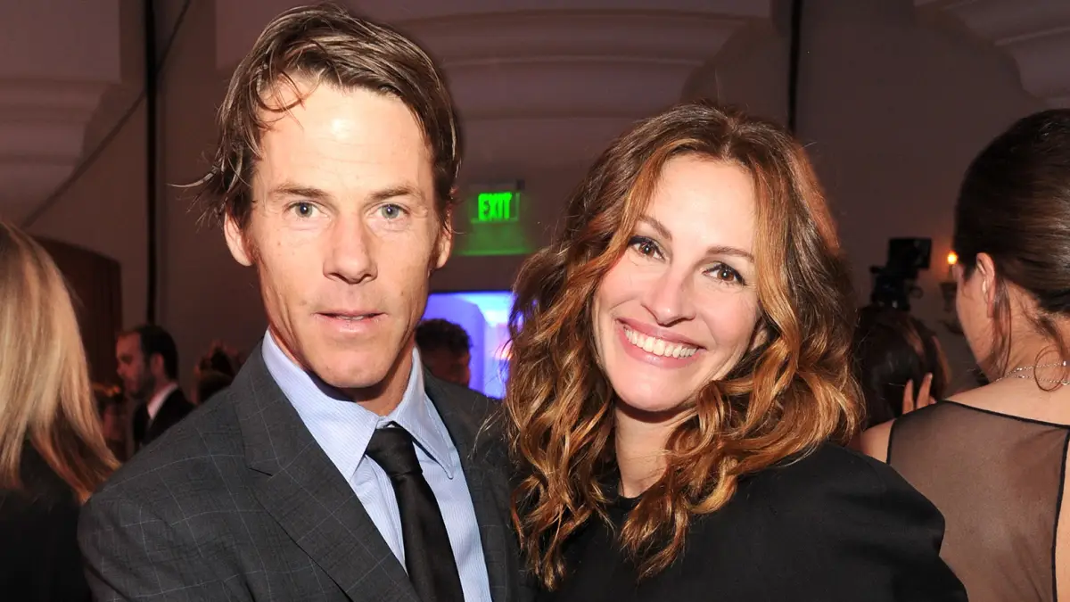 Julia Roberts Danny Moder PDA Golden Globes 2019 Night