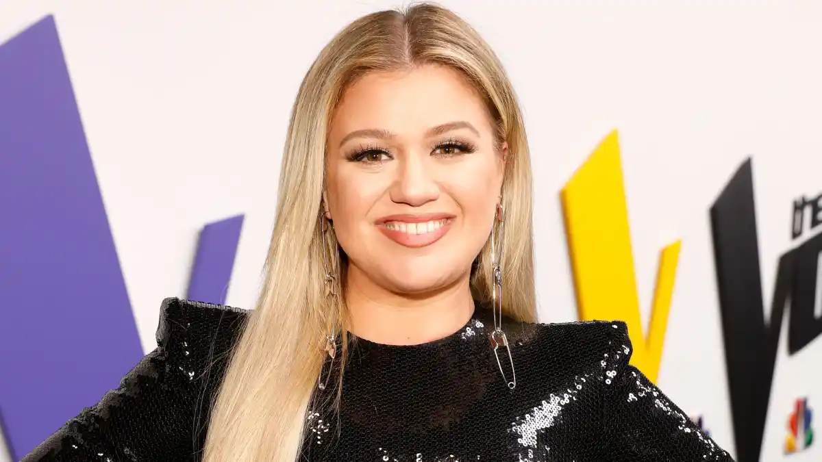Watch Kelly Clarkson Rap Cardi B's 'I Like It' in the Trailer for Her New Talk Show