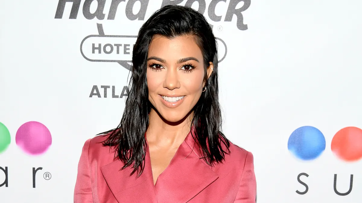 Kourtney-Kardashian-grocery-shopping-2