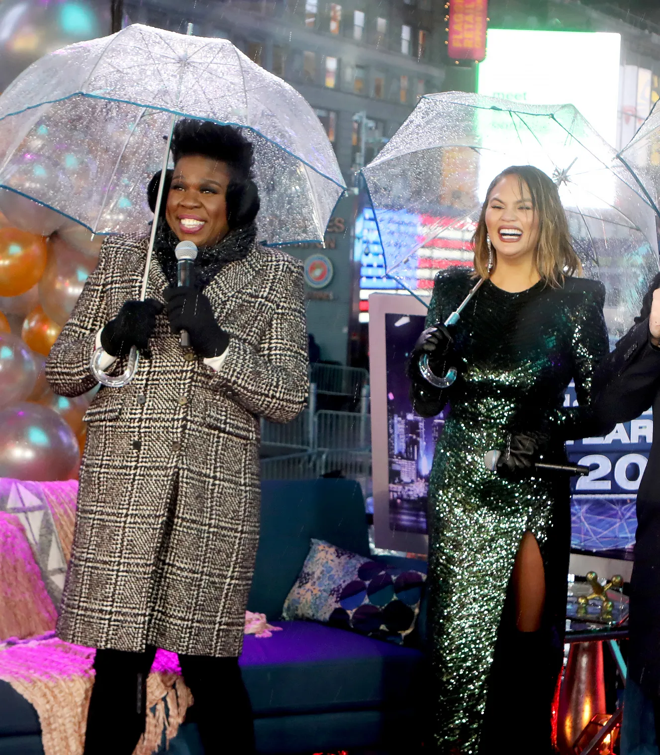 Leslie-Jones-Apologizes-After-Hilariously-Hitting-Chrissy-Teigen-in-the-Face-With-an-Umbrella