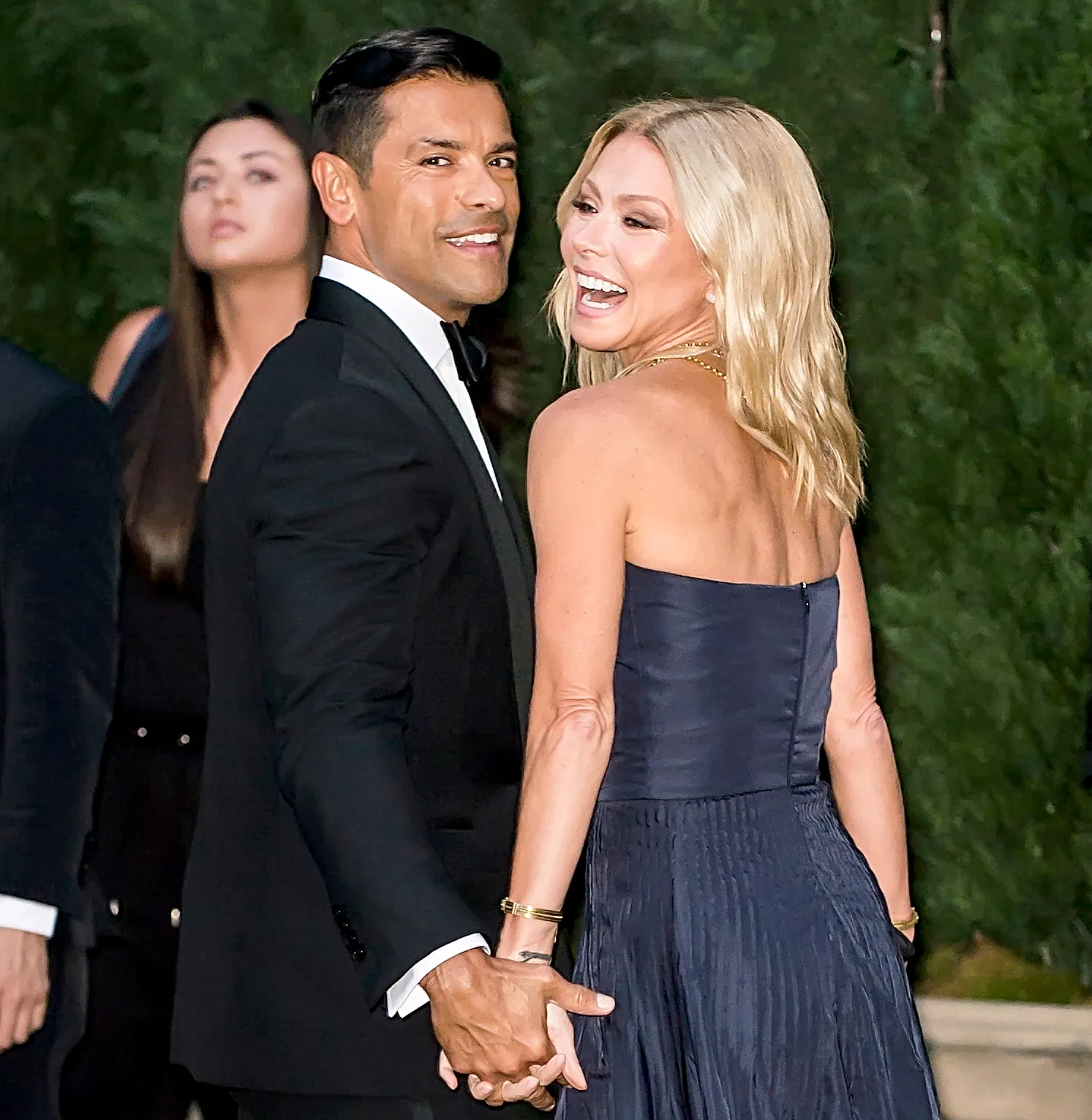 Mark-Consuelos-and-Kelly-Ripa-flirt-on-instagram
