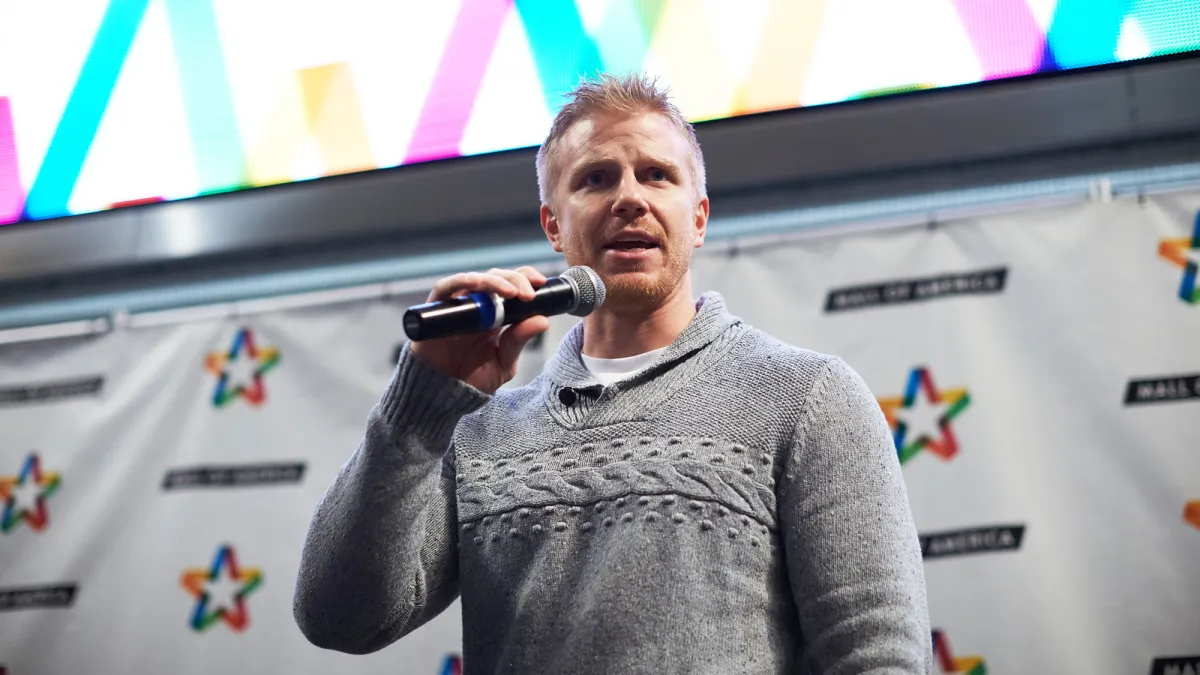 "The Bachelor" Sean Lowe Shades ‘Bachelor’ Contestants for ‘Quitting Your Job’ to Be Famous on Social Media