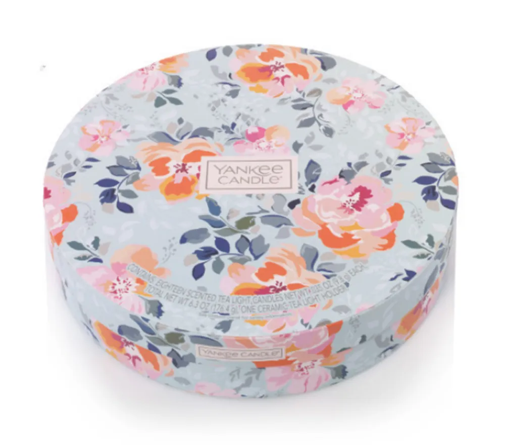 Yankee Candle Set Outside