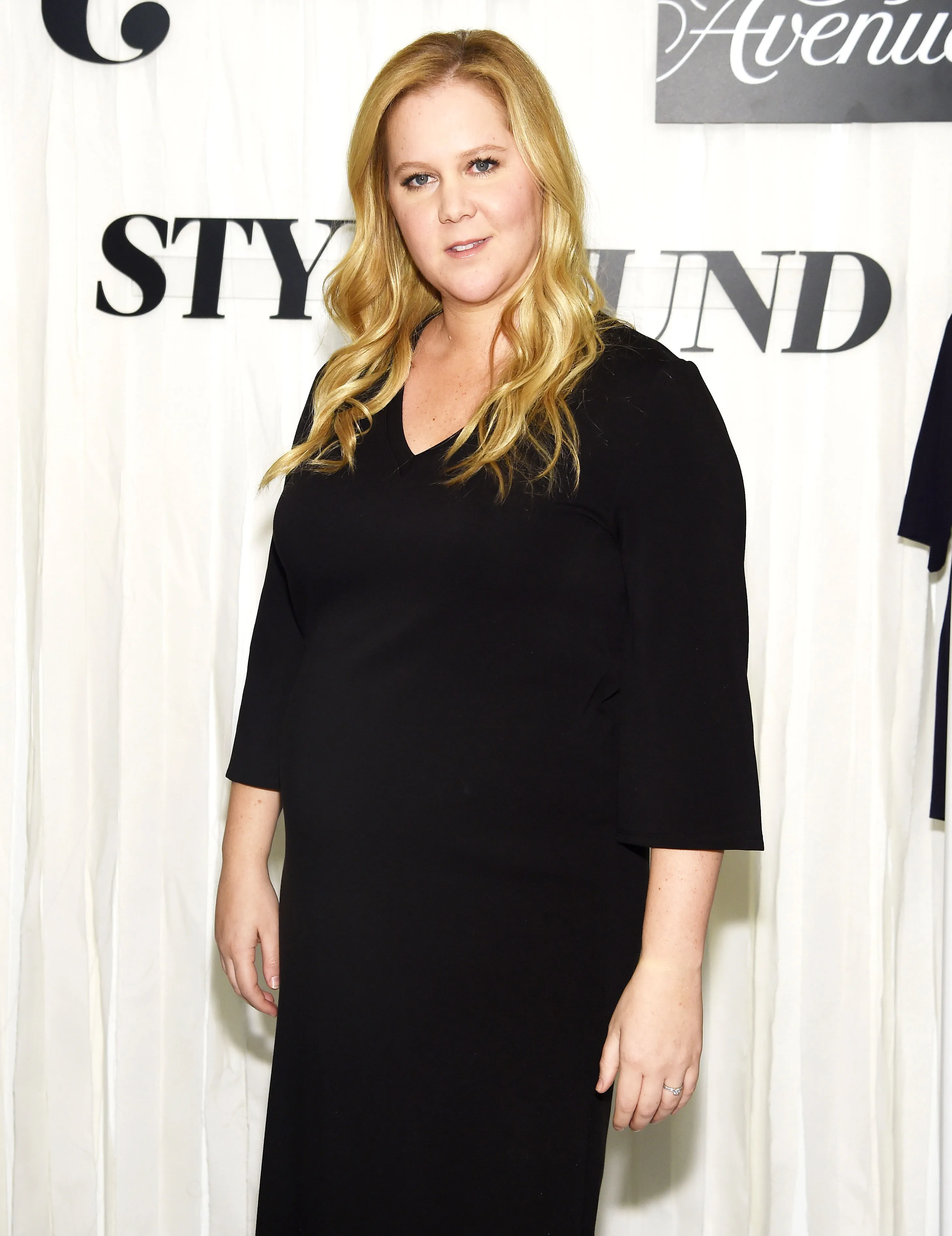 Pregnant Amy Schumer Jokes She ‘Couldn’t Have Worn A Worse Bra’ With Red Carpet Maternity Look
