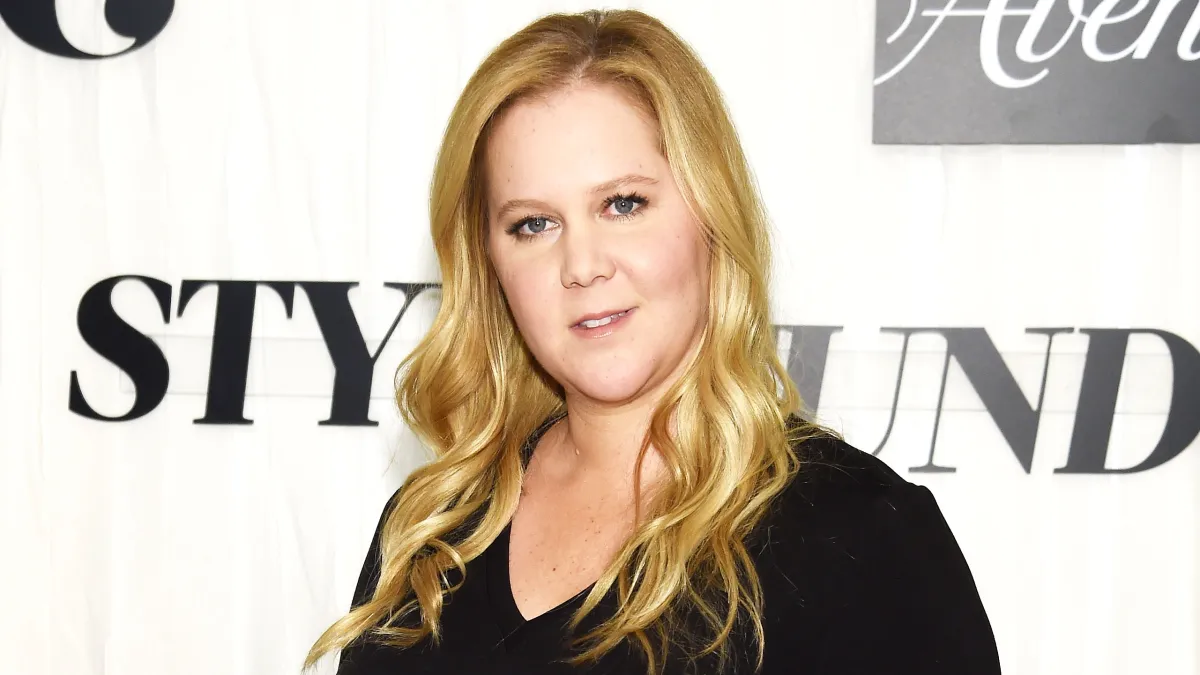 Pregnant Amy Schumer Jokes She ‘Couldn’t Have Worn A Worse Bra’ With Red Carpet Maternity Look