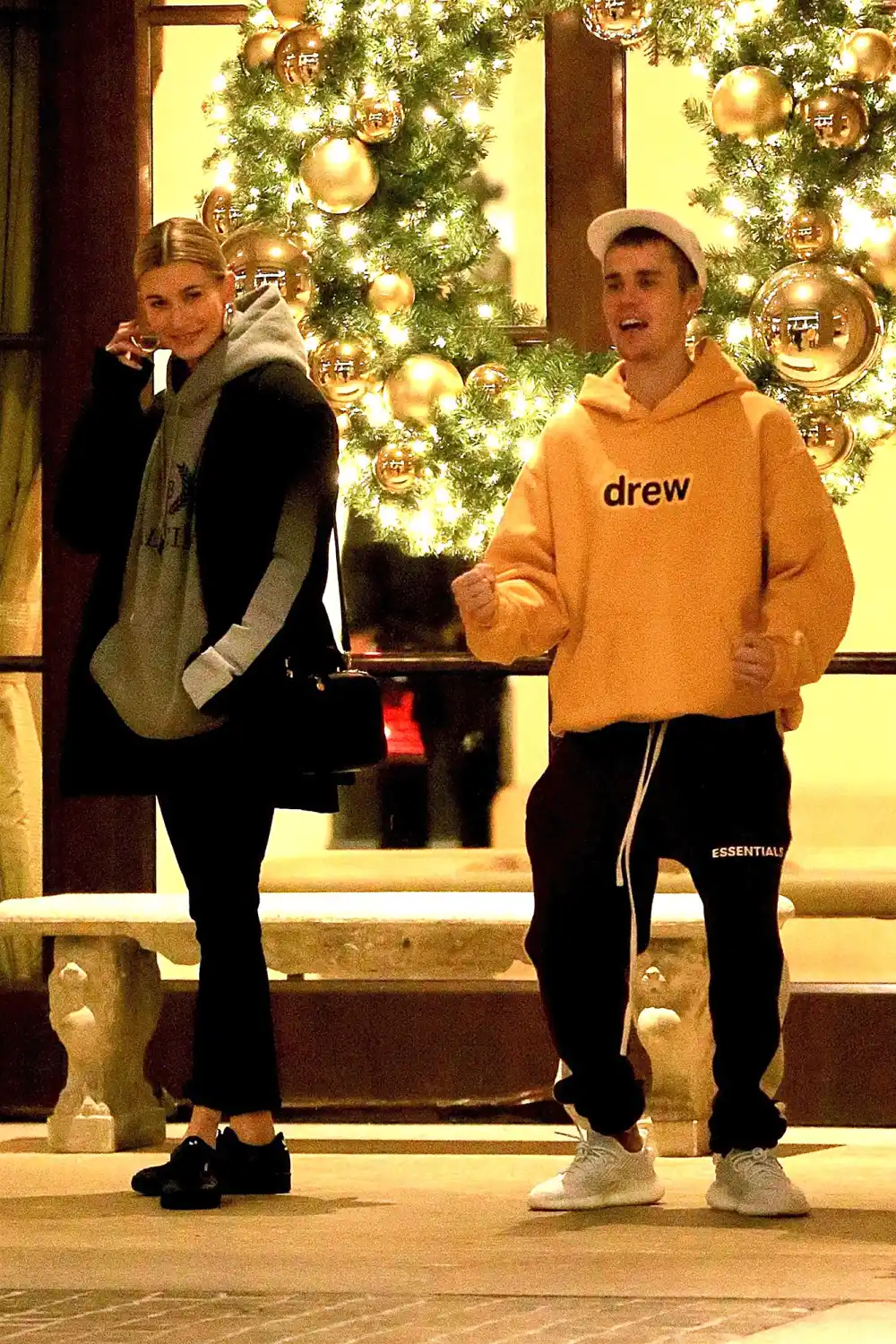 Justin Bieber Belts Out &lsquo;Sexual Healing&rsquo; on Street as Wife Hailey Baldwin Awkwardly Stands By