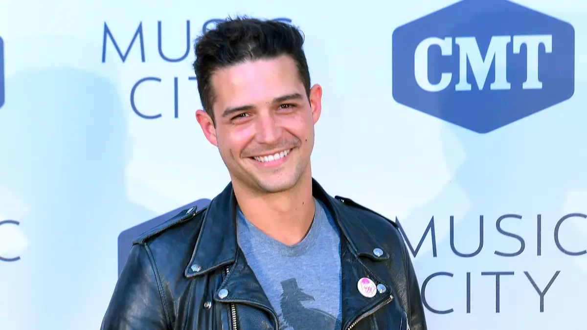 Wells Adams should have invited miley cyrus wedding