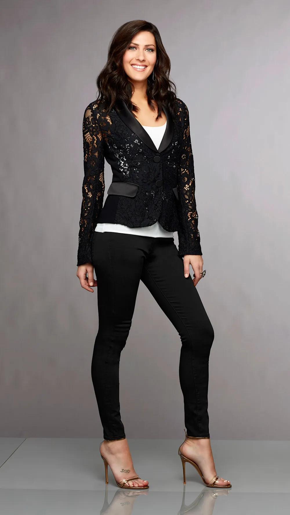 Colton Underwood Visits Rescue Dog Named After Him &mdash; Becca Kufrin Offers to Adopt the 3-Legged Pup!